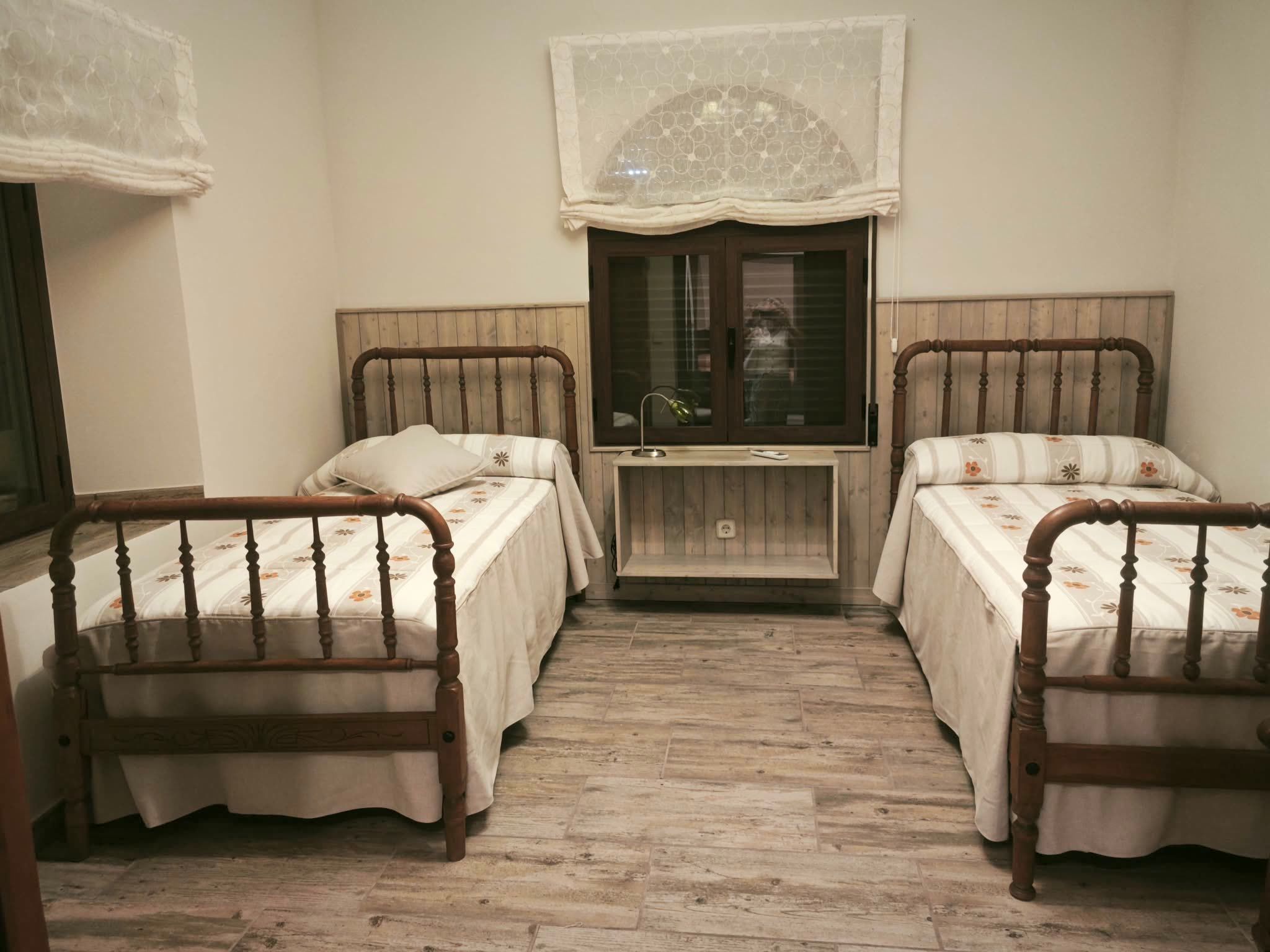Dormitorio con dos camas