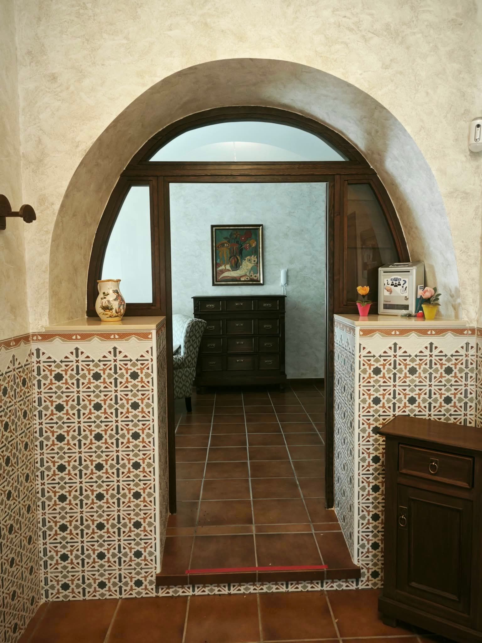 Arco de entrada con azulejos